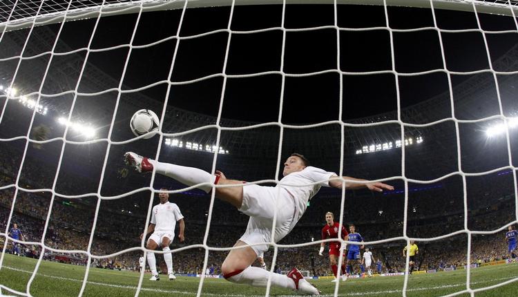 SNYDT. John Terry sparker bolden væk fra stregen, men den havde været over, selv om Ukraine aldrig blev tildelt scoringen ved EM 2012. 