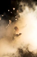 Minimalisme. Der fjerde version af stykket om teaterets navngiver er tempofyldt og underholdende med en enkel, men forbløffende effektiv scenografi. Foto: Jon Kort (PR) 