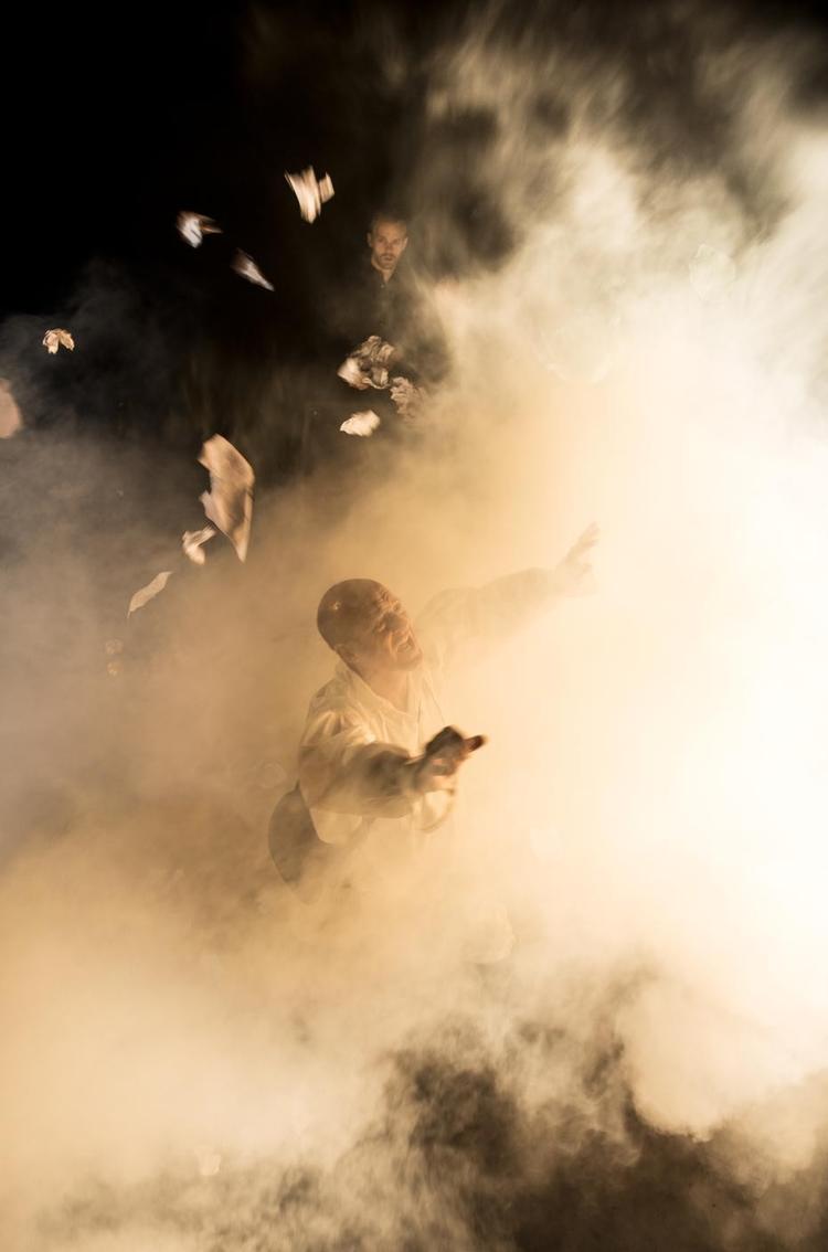 Minimalisme. Der fjerde version af stykket om teaterets navngiver er tempofyldt og underholdende med en enkel, men forbløffende effektiv scenografi. Foto: Jon Kort (PR) 