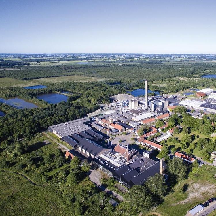 Luftfoto. Holmegaard set fra oven. 