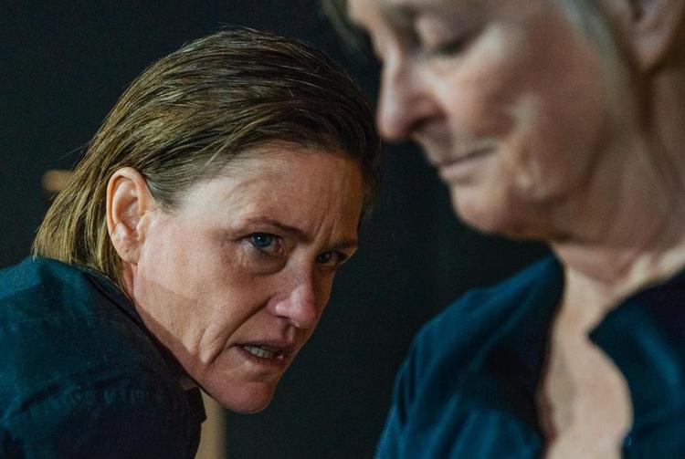 udstødt. Marina Bouras er en indtrængende radikal Medea med Merete Voldstedlund som medvider om tragediens uafvendelighed. 