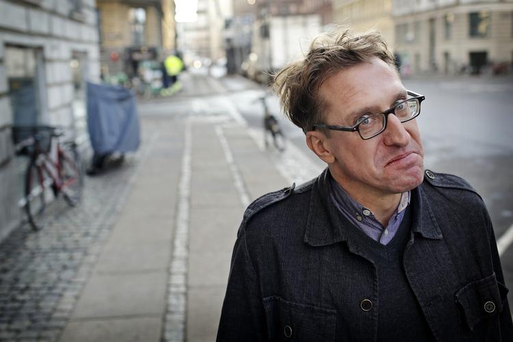 Nejsiger. Eric Jarosinski er kendt for sine pessimistiske aforismer på Twitterprofilen NeinQuarterly. Nu har han udgivet en bog med sine bedste tweets. Foto: Jens Dresling 