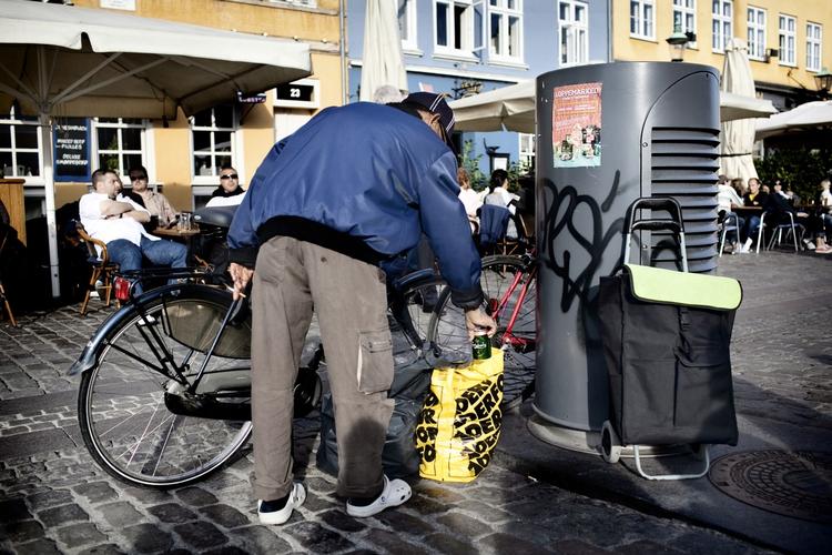 PANT Københavnerne har i høj grad vænnet sig til billede, at hjemløse migranter, som samler flasker i Københavs gader. På dette arkivfoto i Nyhavn. 