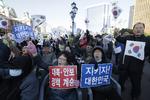 Støtte. Demonstranter ses her støtte Sydkoreas præsident, Park Geun-hye ved en demonstration i går. 