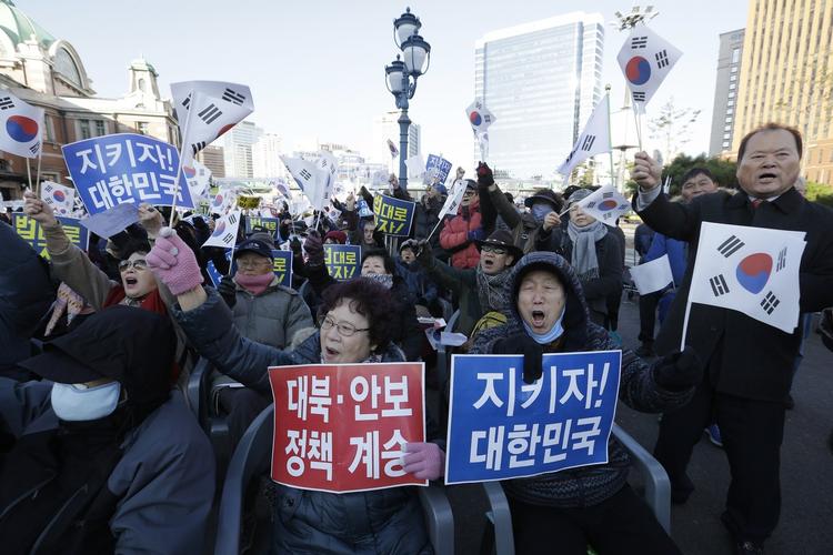 Støtte. Demonstranter ses her støtte Sydkoreas præsident, Park Geun-hye ved en demonstration i går. 
