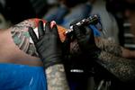 Tus. Omkring 600.000 danskere har en tatovering. Henning fra Royal Tattoo i Helsingør er en af landets mest erfarne og har tatoveret høj som lav siden 1983. Taovering: Henning, Royal Tattoo 