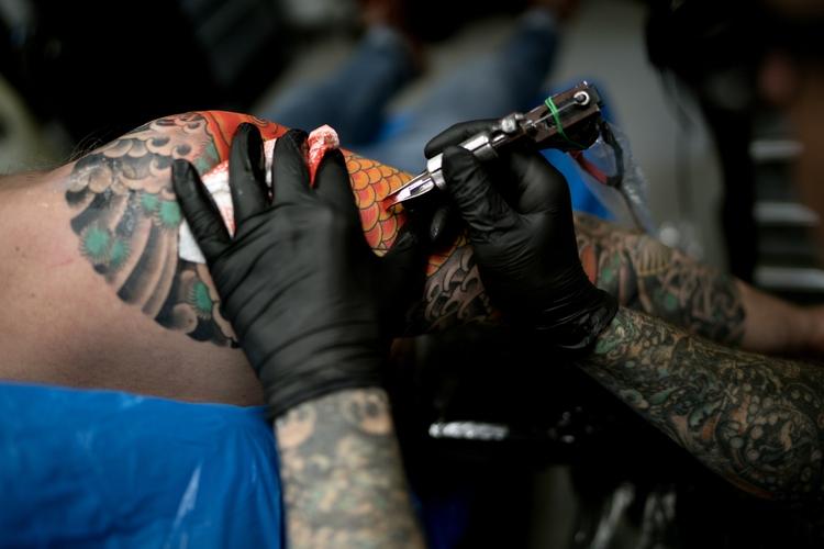 Tus. Omkring 600.000 danskere har en tatovering. Henning fra Royal Tattoo i Helsingør er en af landets mest erfarne og har tatoveret høj som lav siden 1983. Taovering: Henning, Royal Tattoo 
