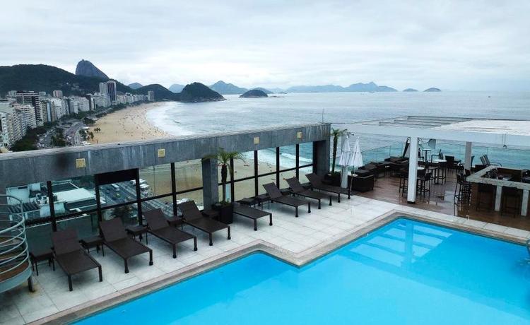 berømt. Udsigten fejler ikke noget hos Hotel Pestana Rio Atlântica, der ligger lige ned til den berømte strand Copacabana. 