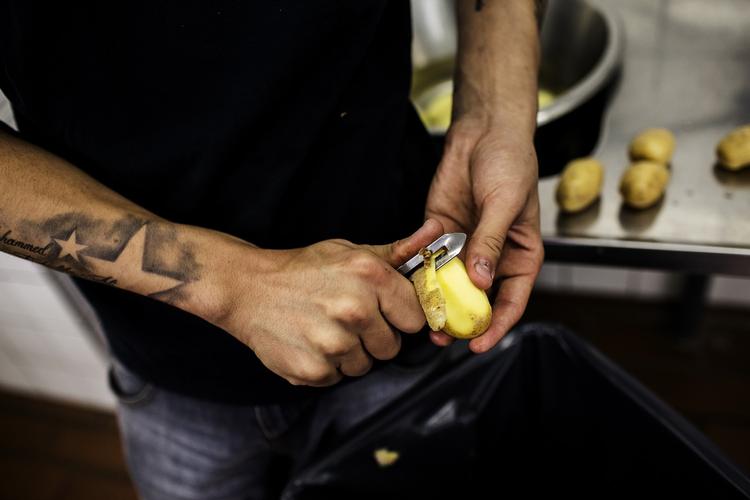MØDEPLIGT. Der er benhårdt tilsyn med, at den dømte faktisk møder op på og udfører sin samfundstjeneste. Går det galt for mange gange, er fængsel alternativet. Arkivfoto: Ditte Valente 
