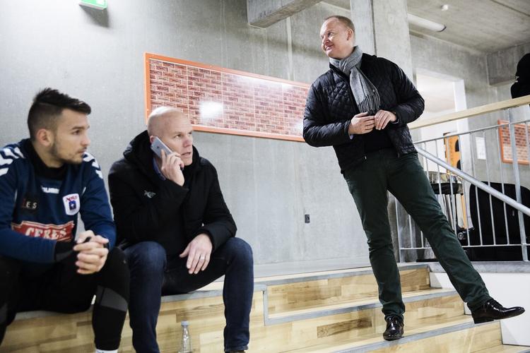 Presset. Jens T. Andersson (i midten) er en af mange sportsdirektører i Superligaen, der er under stigende pres. 