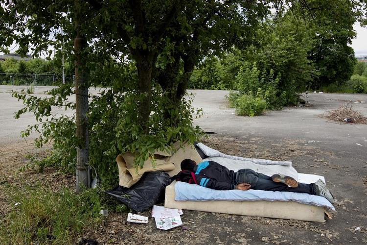 HJEMLØS En rumænsk ung mand har taget bussen til Danmark for at samle flasker og klunse. Om natten sover han på et byggetomt. Arkivfoto: Jacob Ehrbahn 