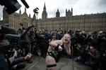 CENSUR. Demonstranter protesterer mod censurering af porno foran det britiske parlament i 2014. Nu et nyt lovforslag antændt debatten på ny. (Arkiv). 