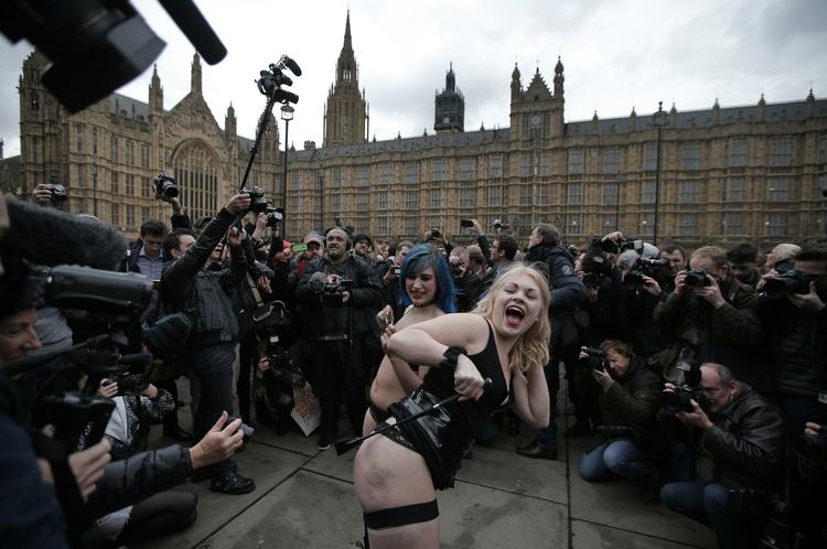 CENSUR. Demonstranter protesterer mod censurering af porno foran det britiske parlament i 2014. Nu et nyt lovforslag antændt debatten på ny. (Arkiv). 