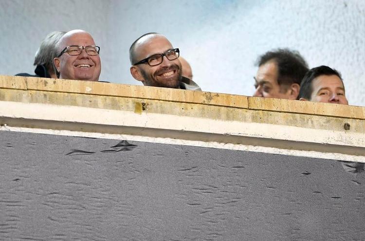 glæde. DBU-formand Jesper Møller (t.v.) og direktør Claus Bretton-Meyer (i midten) udlagde landsholdsaften som en sejr. Den udlægning var langt fra sandheden. 