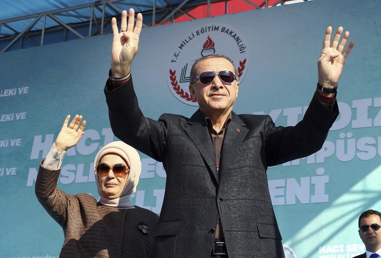 SEJRSSIKKKER. Erdogan, der her ankommer til en tale i selskab med sin hustru Emine, truer EU. Igen. 