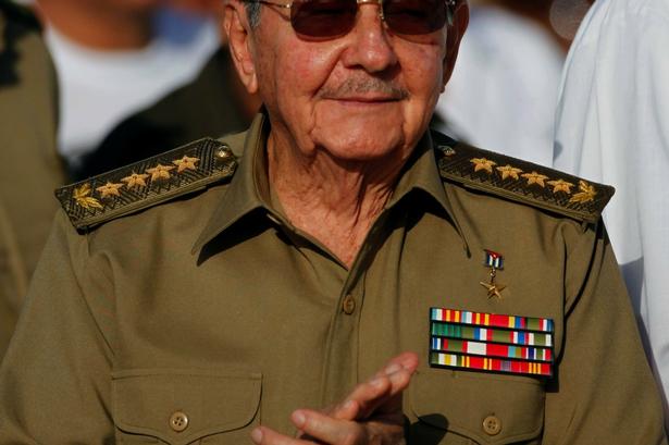 Trods den vedblivende revolutionsromantik måtte Cuba skifte økonomisk kurs efter Sovjetunionens sammenbrud og åbne sig mod verden. Det gik hurtigere efter Raul Castros magtovertagelse, og nu spøger hans storebror Fidel Castro ikke længere i kulissen. (Foto: AP) 