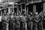 Fidel Castro, yderst til venstre, sad enevældigt på magten i Cuba fra 1959 til 2008, hvilket gjorde ham til verdens længst regerende statsoverhoved. (Foto: AP) 