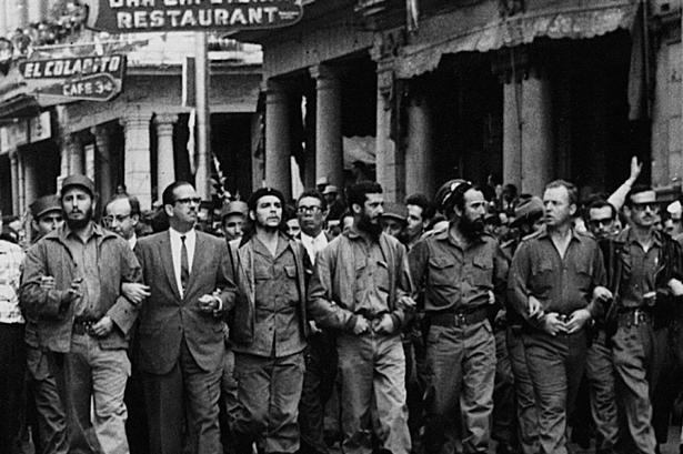 Fidel Castro, yderst til venstre, sad enevældigt på magten i Cuba fra 1959 til 2008, hvilket gjorde ham til verdens længst regerende statsoverhoved. (Foto: AP) 