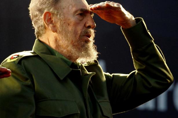 Fidel Castro træder tilbage