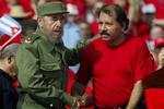 Og her sammen med en anden politisk åndsfælle og revolutionær, Nicaraguas leder Daniel Ortega. (Foto: AP) 