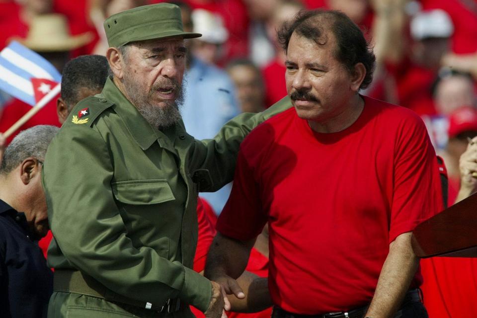 Og her sammen med en anden politisk åndsfælle og revolutionær, Nicaraguas leder Daniel Ortega. (Foto: AP) 