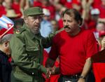 Og her sammen med en anden politisk åndsfælle og revolutionær, Nicaraguas leder Daniel Ortega. (Foto: AP) 