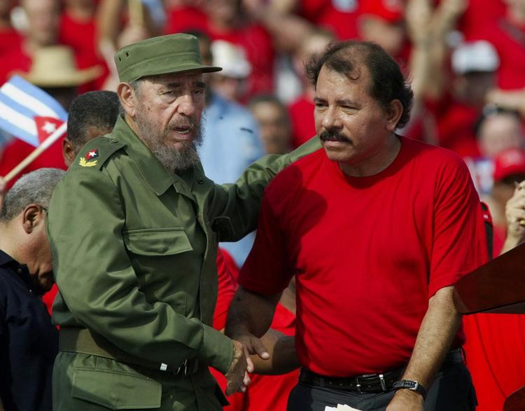 Og her sammen med en anden politisk åndsfælle og revolutionær, Nicaraguas leder Daniel Ortega. (Foto: AP) 