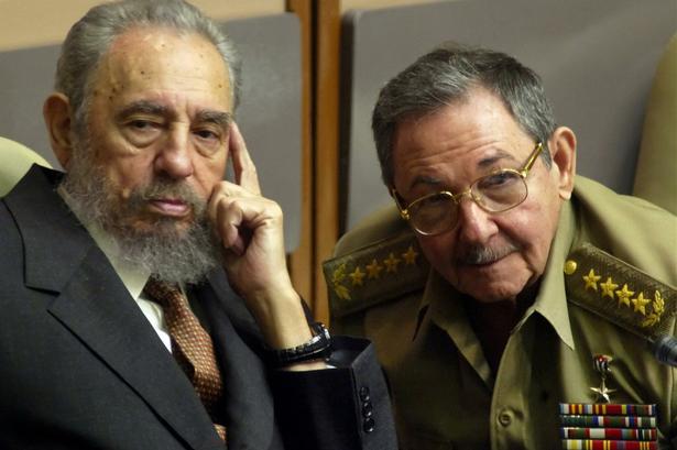 Efter Raul Castros (th.) magtovertagelse i Cuba har landet gradvist normaliseret sit forhold til USA under Obama-regeringen. Spørgsmålet er, om det varmere forhold fortsætter under præsident Trump. (Foto AP) 
