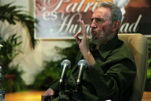 Efter sin afgang som præsident kunne der gå længe mellem Fidel Castros offentlige optrædener. Her viser han sig dog ved et intellektuelt arrangement i 2010 i Havana. (Foto: AP) 