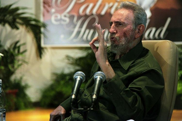Efter sin afgang som præsident kunne der gå længe mellem Fidel Castros offentlige optrædener. Her viser han sig dog ved et intellektuelt arrangement i 2010 i Havana. (Foto: AP) 