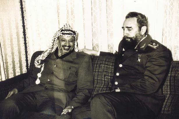 Fidel Castro træder tilbage