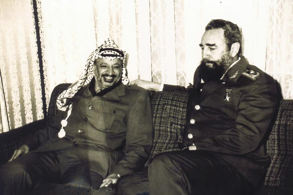 Fidel Castro træder tilbage