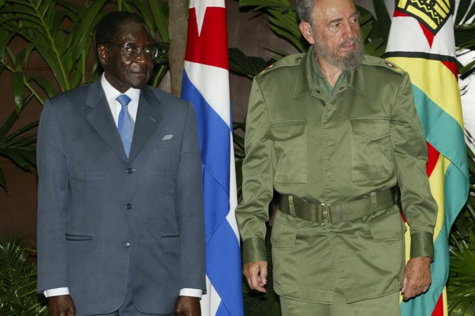 Fidel Castro overdrog først magten til sin lillebror Raul Castro i 2008, da han gennem længere tid havde været svækket af sygdom. Her ses Fidel Castro sammen med Zimbabwes jævnaldrende despot, Robert Mugabe. (Foto: AP) 
