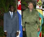Fidel Castro overdrog først magten til sin lillebror Raul Castro i 2008, da han gennem længere tid havde været svækket af sygdom. Her ses Fidel Castro sammen med Zimbabwes jævnaldrende despot, Robert Mugabe. (Foto: AP) 