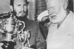 Det var ikke alle amerikanere, der havde et anstrengt forhold til Cubas kontroversielle leder i koldkrigsårene. Den store amerikanske forfatter Ernest Hemingway (th) havde et hus i Havana og lagde navn til fisketurnering. Fidel Castro vandt trofæet i 1960. (Foto: AP) 