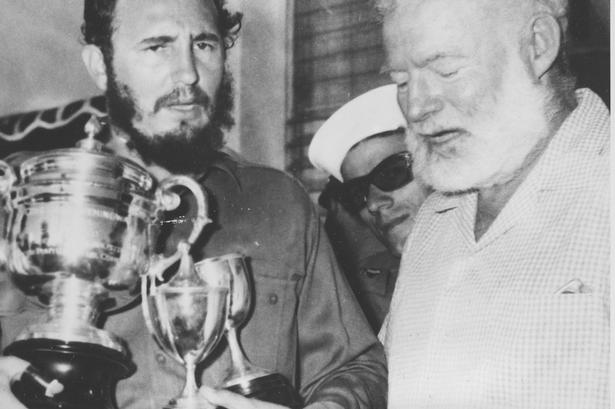 Det var ikke alle amerikanere, der havde et anstrengt forhold til Cubas kontroversielle leder i koldkrigsårene. Den store amerikanske forfatter Ernest Hemingway (th) havde et hus i Havana og lagde navn til fisketurnering. Fidel Castro vandt trofæet i 1960. (Foto: AP) 