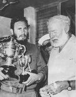 Det var ikke alle amerikanere, der havde et anstrengt forhold til Cubas kontroversielle leder i koldkrigsårene. Den store amerikanske forfatter Ernest Hemingway (th) havde et hus i Havana og lagde navn til fisketurnering. Fidel Castro vandt trofæet i 1960. (Foto: AP) 