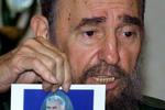 Under den kolde krig blev der udtænkte mange vestlige planer om at snigmyrde den cubanske præsident med blandt andet forgiftede cigarer. Her viser Fidel Castro i 2000 biledet af en eksilcubaner, der blev dømt for at ville have dræbt præsidenten. (Foto: AP) 