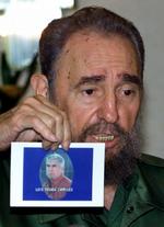 Under den kolde krig blev der udtænkte mange vestlige planer om at snigmyrde den cubanske præsident med blandt andet forgiftede cigarer. Her viser Fidel Castro i 2000 biledet af en eksilcubaner, der blev dømt for at ville have dræbt præsidenten. (Foto: AP) 