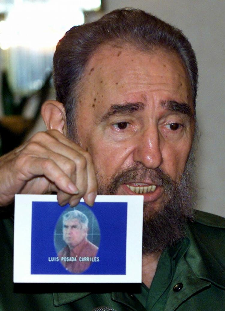 Under den kolde krig blev der udtænkte mange vestlige planer om at snigmyrde den cubanske præsident med blandt andet forgiftede cigarer. Her viser Fidel Castro i 2000 biledet af en eksilcubaner, der blev dømt for at ville have dræbt præsidenten. (Foto: AP) 