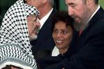 Fidel Castro tager fat i Arafat, den palæstinensiske leder. Ved et møde i 2000 i Havana for udviklingslande. (Foto: AP) 