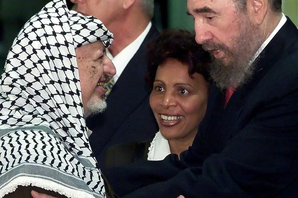 Fidel Castro tager fat i Arafat, den palæstinensiske leder. Ved et møde i 2000 i Havana for udviklingslande. (Foto: AP) 