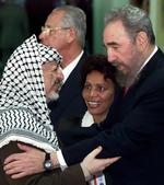 Fidel Castro tager fat i Arafat, den palæstinensiske leder. Ved et møde i 2000 i Havana for udviklingslande. (Foto: AP) 