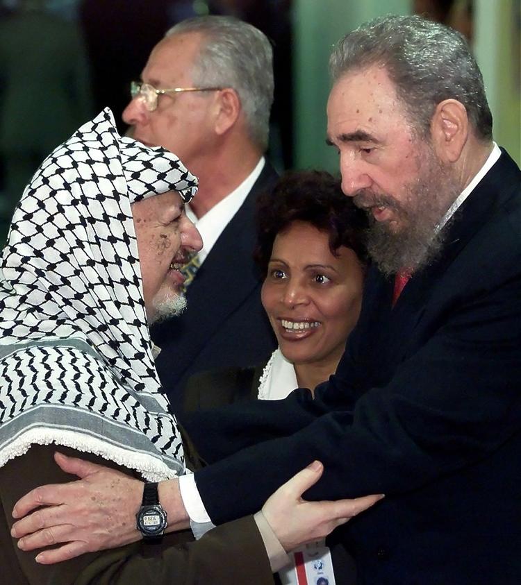 Fidel Castro tager fat i Arafat, den palæstinensiske leder. Ved et møde i 2000 i Havana for udviklingslande. (Foto: AP) 