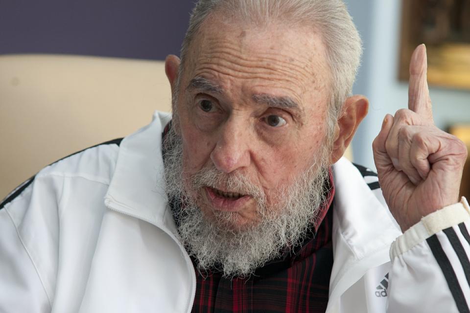 I de senere år har der været talrige rygter om Fidel Castros skrøbelige helbred og forestående død. Men gang på gang dukkede han frem igen. Som her i 2014, da Ruslands præsident Putin besøgte Cuba. (Foto: AP) 