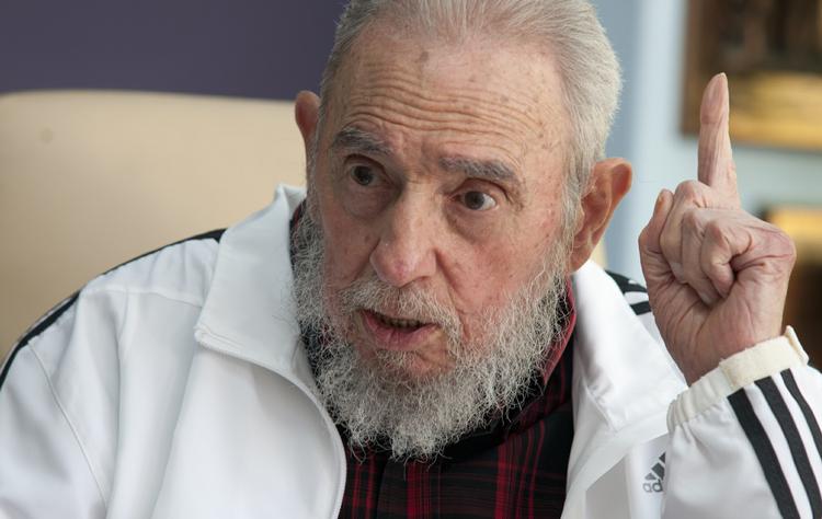 I de senere år har der været talrige rygter om Fidel Castros skrøbelige helbred og forestående død. Men gang på gang dukkede han frem igen. Som her i 2014, da Ruslands præsident Putin besøgte Cuba. (Foto: AP) 