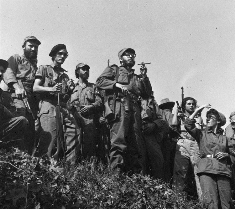 Den cubanske revolution blev en realitet i 1959, da den amerikansk-støttede diktator Batista flygtede ud af landet. I oprørskampen deltog også revolutionslegenden Che Guevara. (Foto: AP) 