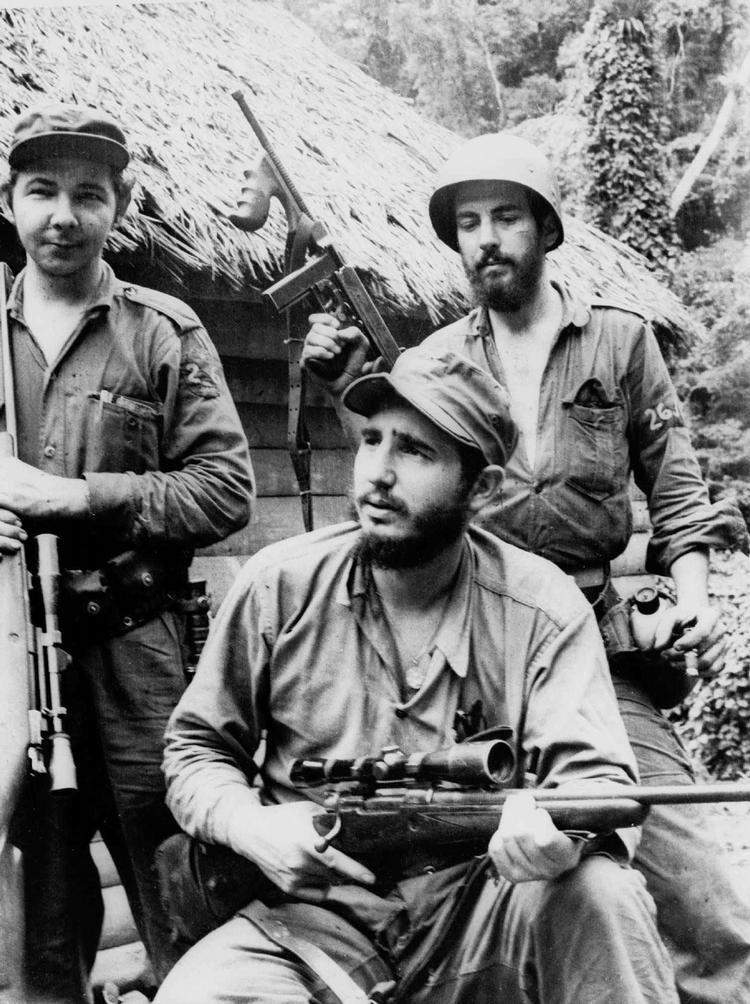 Sammen med sin lillebror Raul Castro (til venstre i billedet), omstyrtede den afdøde præsident det amerikansk-støttede Batista-styre. Raul Castro er Cubas nuværende politiske leder, og det var ham, der overbragte verden nyheden om sin brors død. 