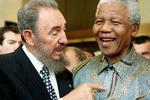 Cubas nu afdøde præsident sammen med den sydafrikanske leder og Nobelprismodtager, Nelson Mandela. (Foto: AP) 