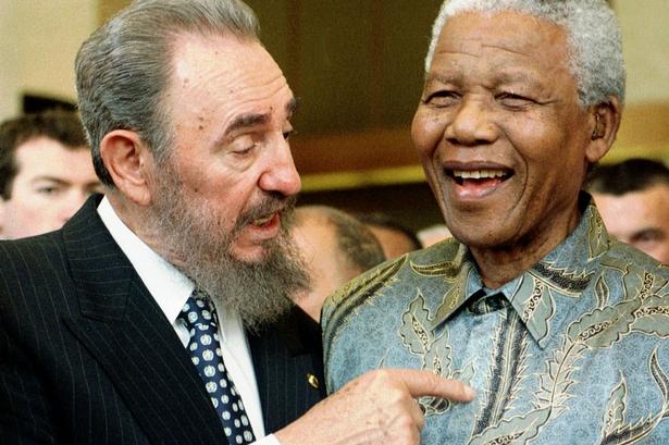 Cubas nu afdøde præsident sammen med den sydafrikanske leder og Nobelprismodtager, Nelson Mandela. (Foto: AP) 